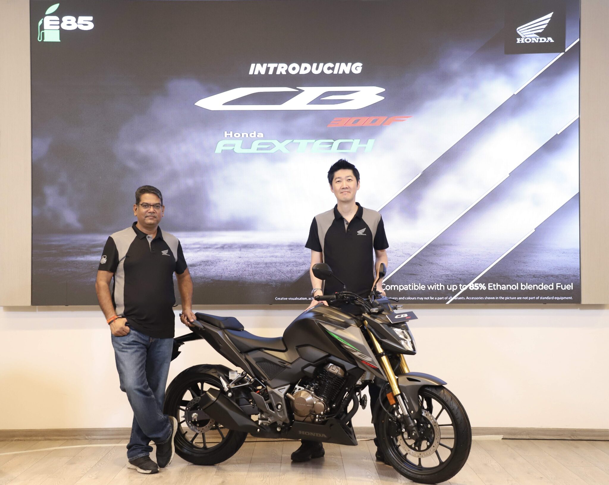 Mr. Yogesh Mathur Director Sales Marketing HMSI and Mr. Takeshi Kobayashi Director Sales Marketing HMSI with the new Honda CB300F Flex Fuel scaled