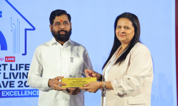 Shri Eknath Shinde CM of Maharashtra receiving the State Leadership in Infrastructure Development Award from Ms