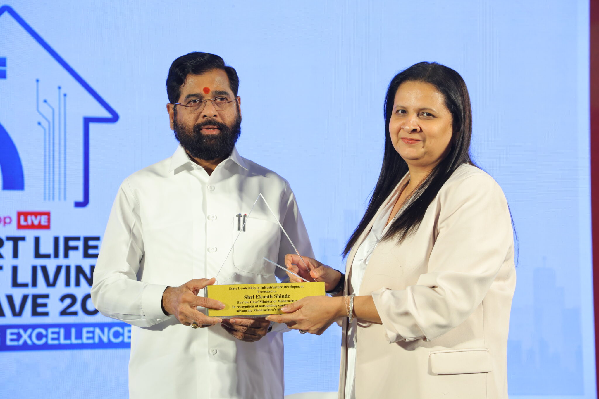 Shri Eknath Shinde CM of Maharashtra receiving the State Leadership in Infrastructure Development Award from Ms scaled