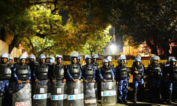 Security personnel outside Kejriwal s residence on 1711047911075