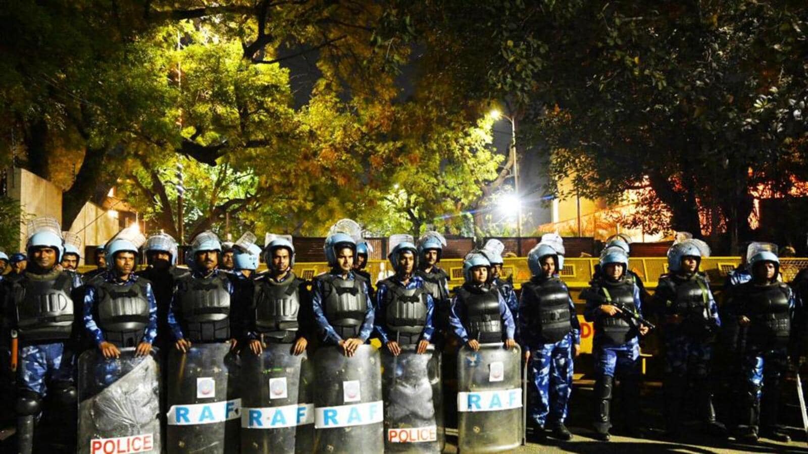 Security personnel outside Kejriwal s residence on 1711047911075